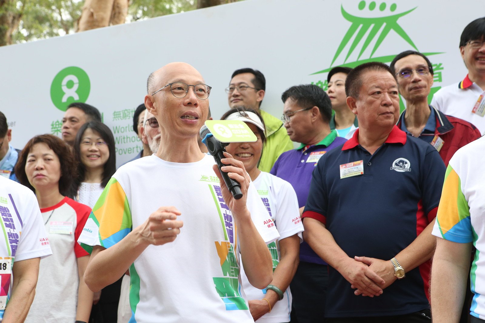 環境局局長黃錦星於「樂施毅行者2018」起步禮上為參加者打氣。 