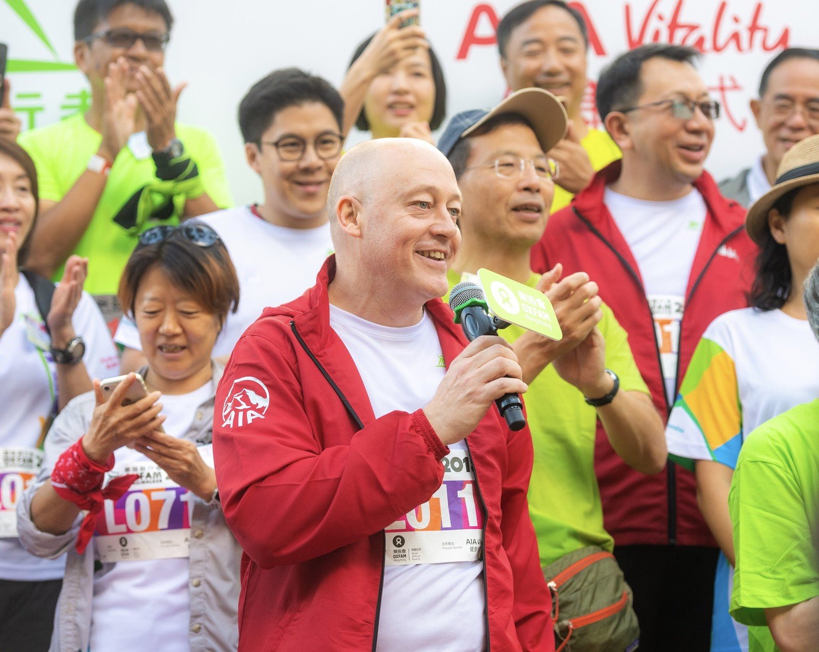 Peter Crewe, Chief Executive Officer of AIA Hong Kong and Macau, giving his support to walkers at the Oxfam Trailwalker 2018 kick-off ceremony. 