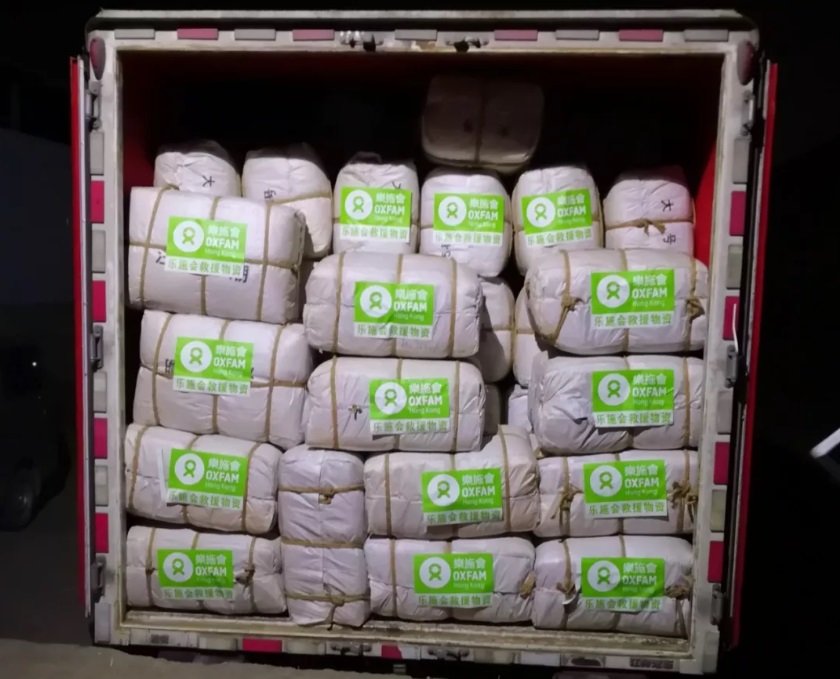 棉被及棉大衣等物資完成裝運，預備送往受災地區。