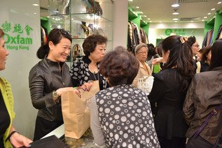 名媛刘銮鸿太太Linda Lau与义工朋友们于收银处帮忙打点。