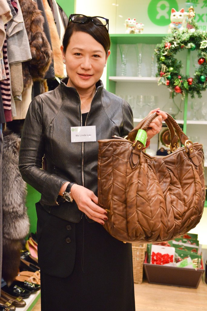 名媛劉鑾鴻太太Linda Lau呼籲市民支持她手中的Miu Miu名貴手袋 (折實價港幣3,800元)，為樂施商店籌款。