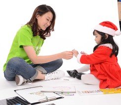 Oxfam Ambassador Ivana Wong designs gift card for Oxfam Unwrapped for the first time. Here she is having a fun time with “little Santa” Jasmine.