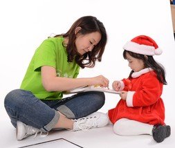 Oxfam Ambassador Ivana Wong designs gift card for Oxfam Unwrapped for the first time. Here she is having a fun time with “little Santa” Jasmine.