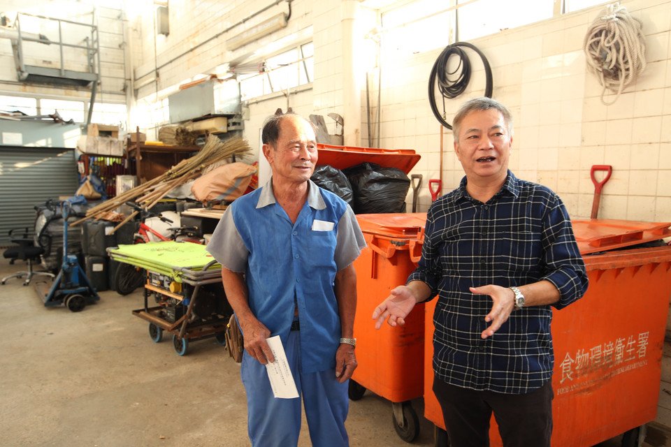 乐施大使廖伟雄到访垃圾收集站，感受清洁工友的日常工作环境。