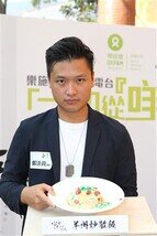 立法会议员杨岳桥、麦美娟、邝俊宇、郑泳舜一同试食由黑心热厨神制作的「外判制羊腩煲」、「羊州炒散饭」、「1比99香煎羊架」，大家均表示「啃唔落」。