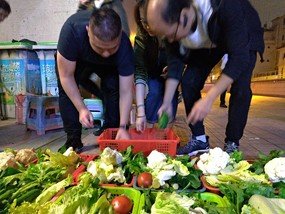 2018年12 月 7 日晚上，明大企业 10 多位同事参加了乐施会支持的「剩菜回收工作坊」，从市场收集重达 62.4 公斤的卖剩蔬菜水果和面包，即晚派发予当区的基层长者。