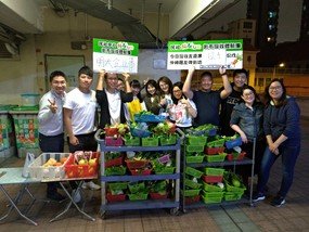 2018年12 月 7 日晚上，明大企業 10 多位同事參加了樂施會支持的「剩菜回收工作坊」，從市場收集重達 62.4 公斤的賣剩蔬菜水果和麵包，即晚派發予當區的基層長者。