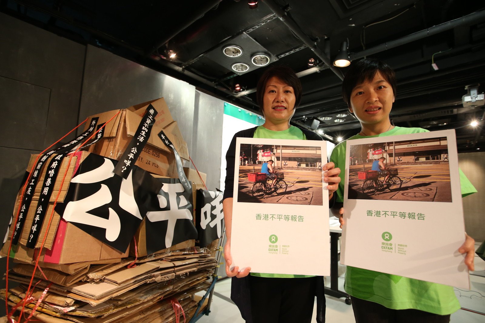 Kalina Tsang, Head of Oxfam’s Hong Kong, Macau, Taiwan Programme (left) ,and Wong Shek-hung, Hong Kong Programme Manager at Oxfam (right) shared Oxfam’s latest report, which revealed that local wealth inequality has worsened as the richest now earn 44 times more than poorest.