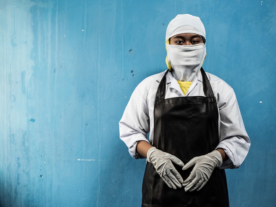 在泰国和印尼最大型的虾加工厂中，工人待遇恶劣，没有足够食物，其中一位受访女工梅拉蒂更指，工作中需要大量使用漂白水作清洁，却没有手套作保护，令手臂被灼伤。