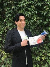演艺红星吴卓羲呼吁大家支持《小王子》75周年限量礼包 (包括两用袋及两款乐施米各一包，售价：138元)。
