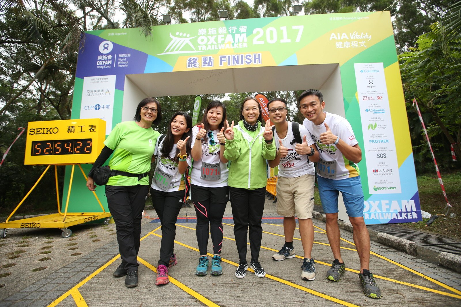 Trini Leung, Director General of Oxfam Hong Kong (fourth from left), Brenda Wong, Fundraising Manager (Events) (first from left), greeted the last team, 4INLOVE, which completed the 100 km trail in 46 hours 49 minutes, at the Finish Point.