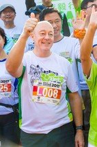 Peter Crewe, Chief Executive Officer of AIA Hong Kong & Macau, gave his support to walkers at the Oxfam Trailwalker 2017 kick-off ceremony.