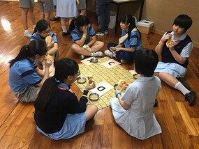  一個核心問題貫穿整個樂施貧富宴：「非洲資源豐富，但為何飢餓問題總是與非洲相伴？」我們以非洲飢餓問題為藍本，讓同學透過這個「模擬體驗」，反思貧富懸富的根本成因。