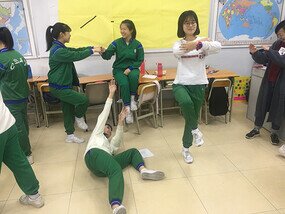  水平線上的氣候暖化戲劇教育工作坊：「互動劇場」是我們其中一個教育手法。同學透過「定格演出」及「思路追蹤」，以第一身角度（定格演出），去思考貧窮人的處境（思路追蹤）。
