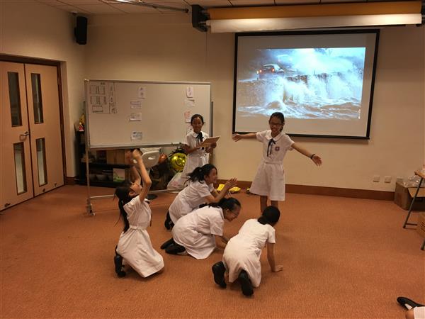  《溫室中防災》透過戲劇教育活動，讓同學了解氣候暖化的成因，對全球貧窮問題以至對澳門的影響，同時，活動讓同學反思如何由根本做起，減少溫室效應。
