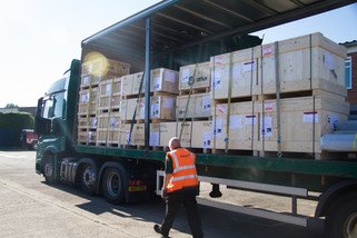 一架乐施会物资供应中心的卡车，装满重达15吨，价值接近69万港元的清洁食水及卫生设施，这些救援物资已于2017年9月22日从英国空运往孟加拉。 photo: Bekki Frost/Oxfam