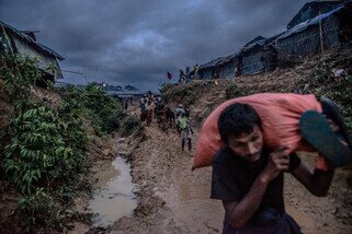 A Rohingya man carries a bag of donated food aid in Balukhali camp, Bangladesh. photo: Aurélie Marrier d'Unienville