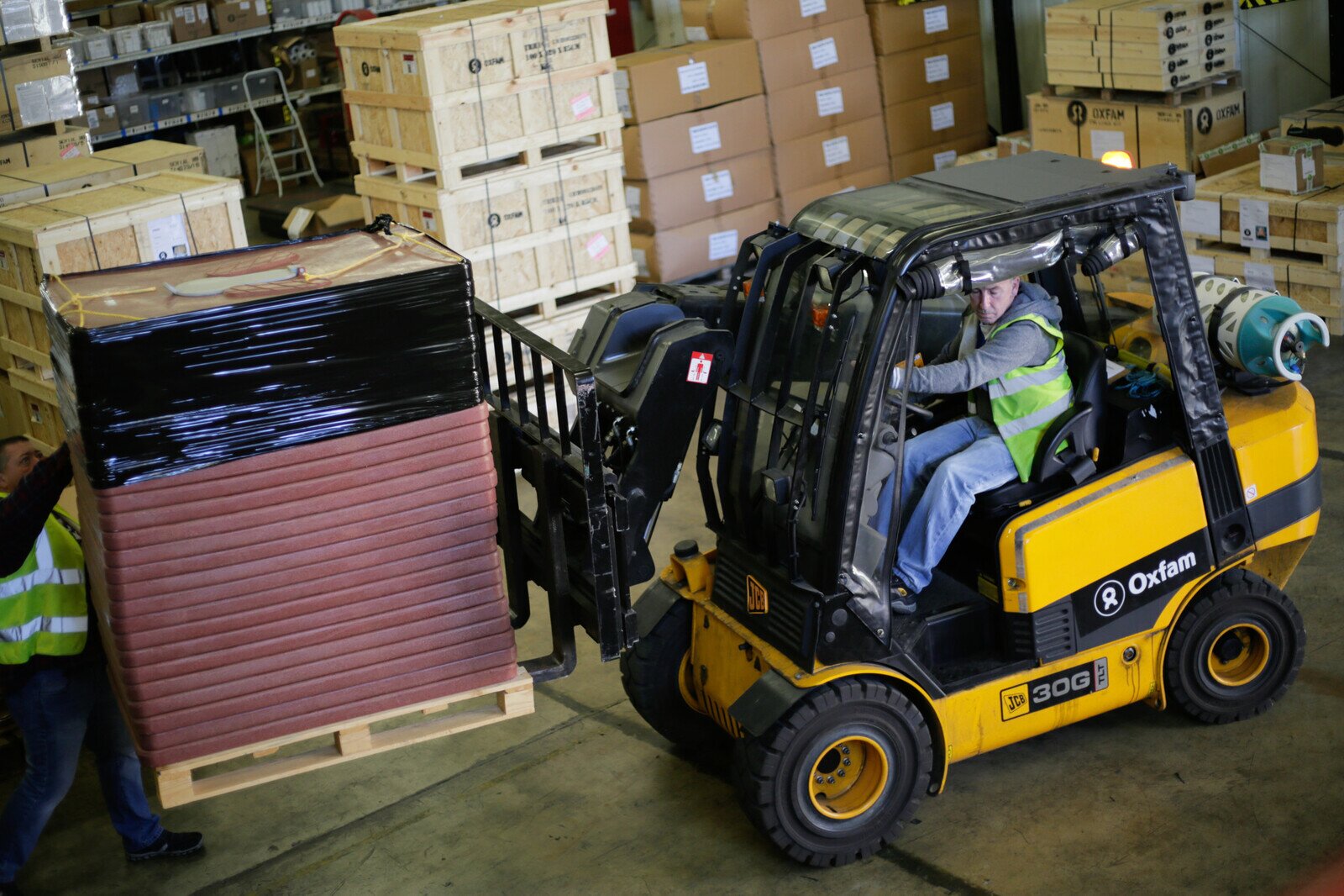 Fifteen tonnes of vital water and sanitation equipment – valued at close to HK$690,000 – was loaded onto trucks at the Oxfam Supply Centre and flown to Bangladesh on 22 September, 2017 photo: Bekki Frost/Oxfam