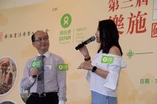 演艺名人陈倩扬（右）与香港书法专业人员协会主席雷超荣（左）真情对话，分享执笔写字的乐趣及好处。