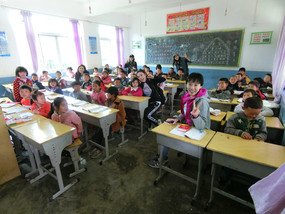 澳门选美连盟及歌手苏俏慧与当地贵州农村学生一起上课。