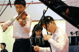 著名钢琴家郑慧、高子泓、高子轩母子表演钢琴、二胡、小提琴三重奏，曲目为《赛马奔腾》。