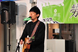 音乐人徐嘉浩献唱改编自《陀飞轮》的展览主题曲《磨得穷》，唱出一众基层工友心声。