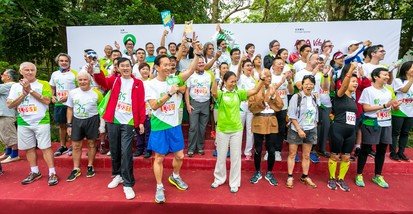 The Oxfam Trailwalker 2016 kick-off ceremony was officiated by (front row third from the left) Bernard Chan, Oxfam Trailwalker Advisory Committee Chair; Jacky Chan, Chief Executive Officer, AIA Hong Kong and Macau, Principal Sponsor of Oxfam Trailwalker 2016; and Trini Leung, Director General of Oxfam Hong Kong.