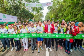 Close to 40 business leaders, including Bernard Chan, Oxfam Trailwalker Advisory Committee Chair (first row, sixth from the left); Jacky Chan, Chief Executive Officer of AIA Hong Kong and Macau (first row, seventh from the left); Kenneth K. K. Fok and wife Guo Jingjing (first row, fifth and sixth from the right); Carrie Ko, Head of AIA Vitality, AIA Hong Kong and Macau (first row, fourth from the right); Bonnie Tse, General Manager, Business Strategy and Marketing, AIA Hong Kong and Macau (first row, third from the right); and Shirley Yuen, CEO of The Hong Kong General Chamber of Commerce (first row, third from the left), joined the ‘Oxfam Trailwalker 2016 – Leaders Against Poverty Walk’ on the first day of the event.