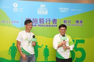 何晓辉医生(右)与胡永祥医生(左)分享他们参加毅行者的经验。两位医生一直支持毅行者活动，组织医护人员提供医疗支援。