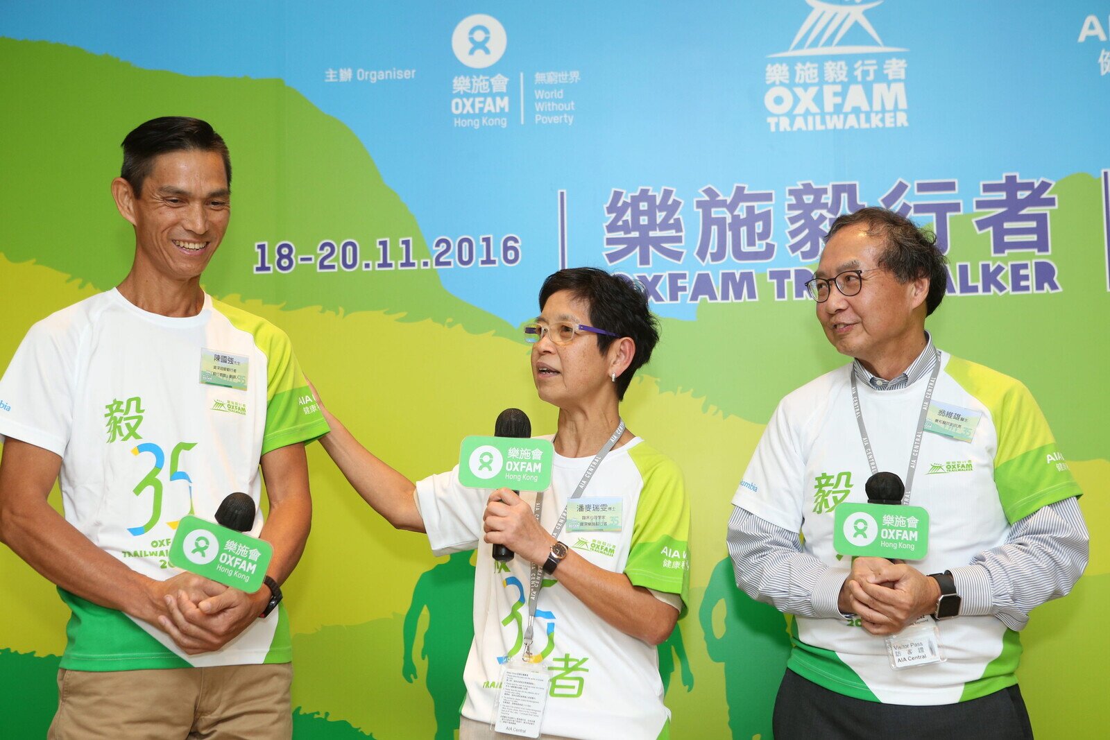 Chan Kwok Keung (left), founder of Trailwalking Teaching Room, talked with his students, who are also experienced trailwalkers: Dr. Raymond Yung (right) and Rachel Poon (middle).