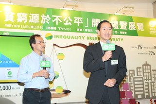 立法會議員張超雄（左）與樂施會董事會成員兼行政會議成員陳智思（右）對談，分享他們對「貧窮源於不公平」的看法。