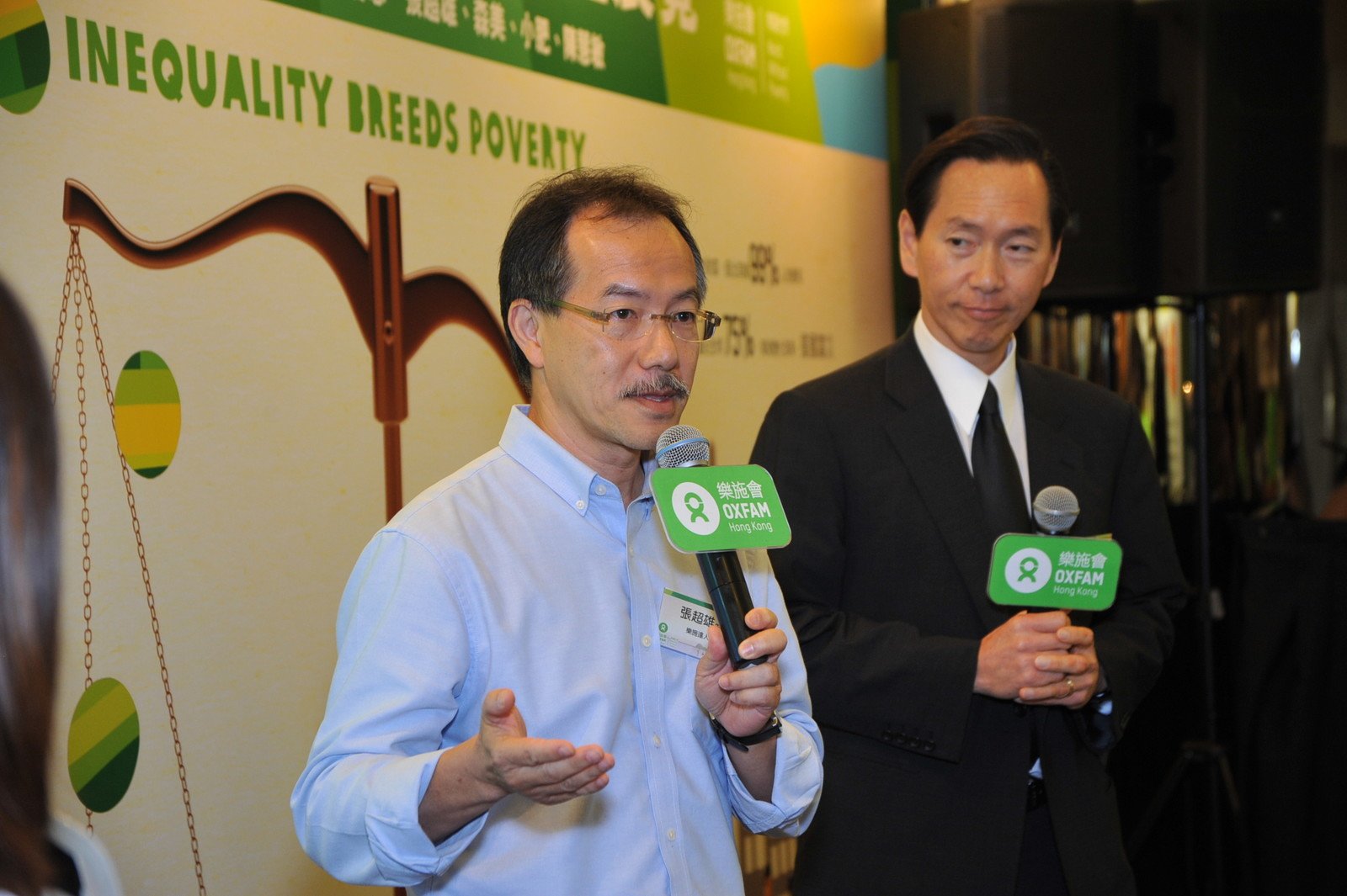 立法会议员张超雄（左）与乐施会董事会成员兼行政会议成员陈智思（右）对谈，分享他们对「贫穷源于不公平」的看法。