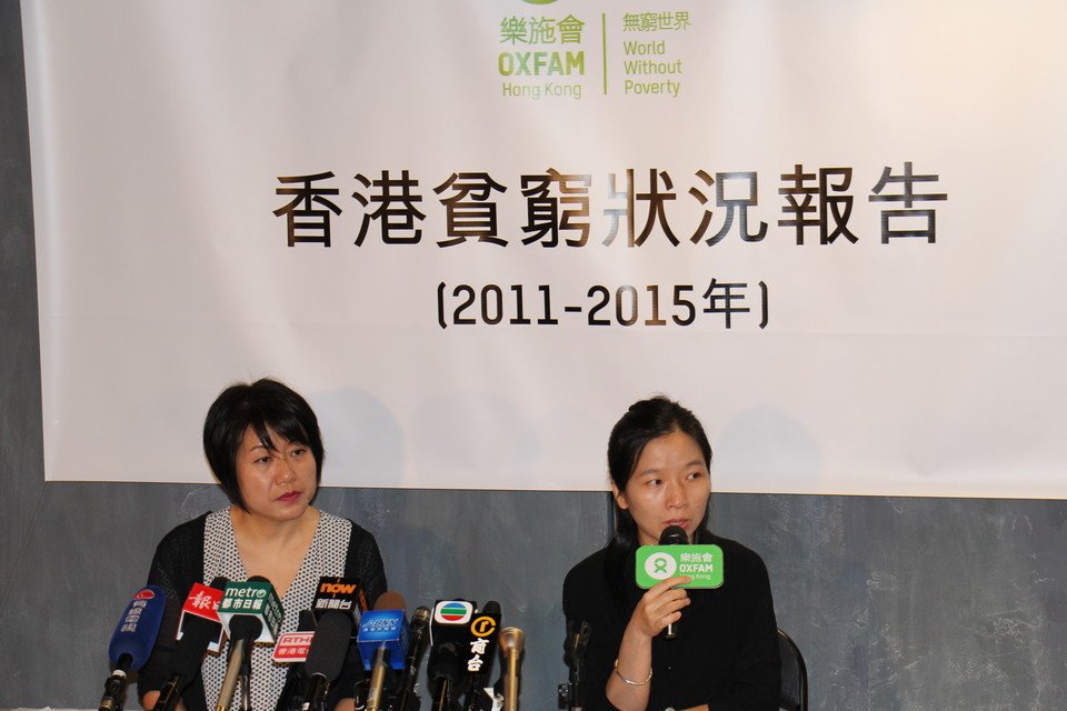 乐施会今日发布的《香港贫穷状况报告(2011- 2015)》，乐施会香港、澳门及台湾项目主管曾迦慧(左) 及香港项目经理黄硕红(右)促请促请各界关注本港贫富差距。