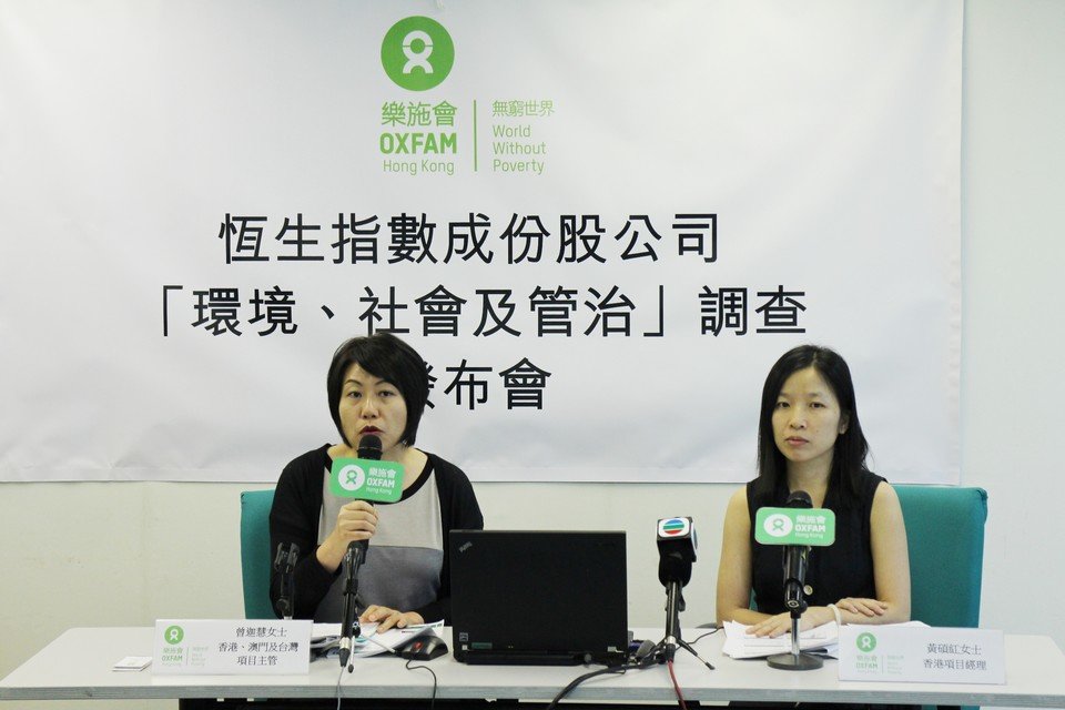 Kalina Tsang, Head of Oxfam’s Hong Kong, Macau, Taiwan Programme (left) and Wong Shek-hung, Oxfam’s Hong Kong Programme Manager (right) and urge HKEx to improve disclosure standards.