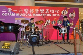 著名敲击乐家蔡立德及其学生Gip Chan表演步操小鼓及爵士鼓二重奏，为「2016乐施音乐马拉松」开幕礼揭开序幕。