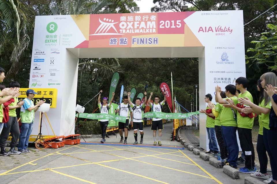 Trini Leung, Director General of Oxfam Hong Kong, greeted the last team, who completed the 100 km trail in 47 hours 8 minutes, at the Finish Point.