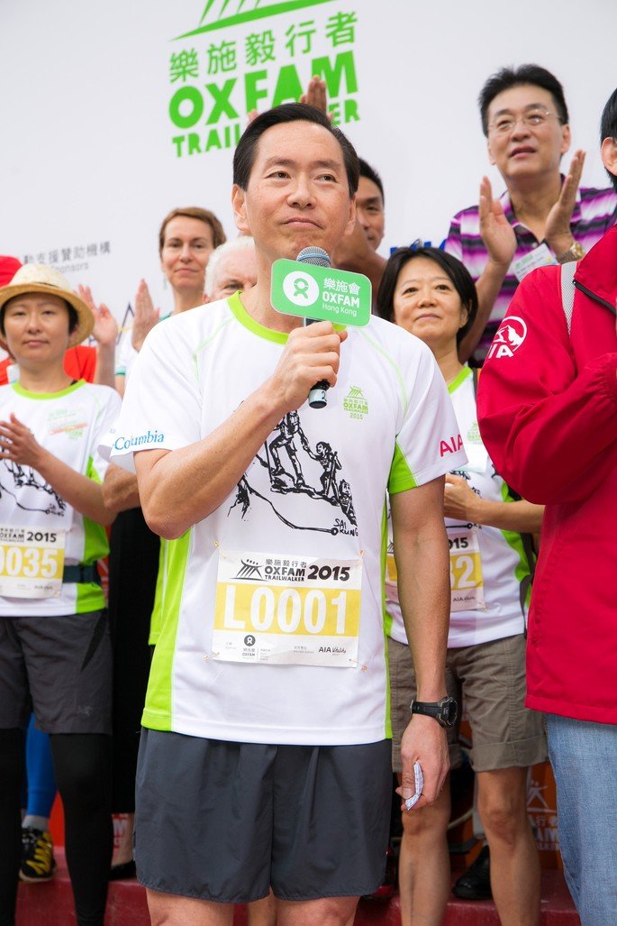 乐施毅行者筹委会主席陈智思于「乐施毅行者2015」起步礼上致欢迎辞。