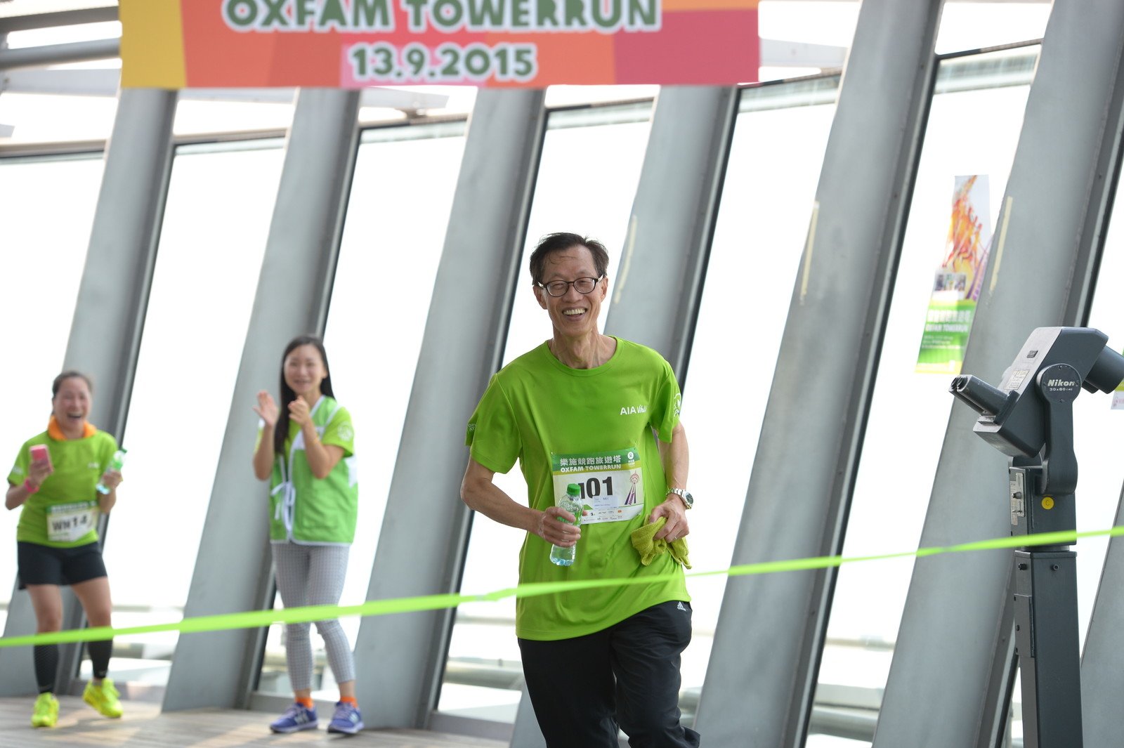 友邦保险(国际)有限公司首席执行官马竹豪身体力行挑战全塔「个人竞跑」，图为登上61楼终点冲线一刻。