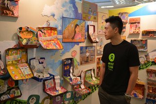 乐施大使森美细心欣赏「留守儿童」创意艺术展之创意展品。