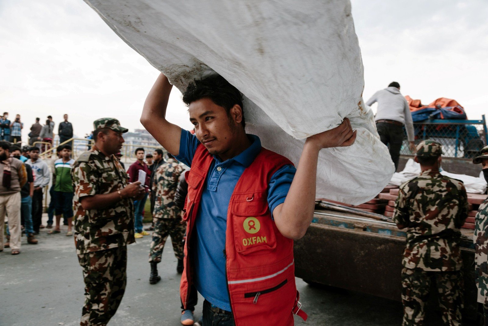 PR2：Having previously received training through Oxfam’s urban risk management programme, Shekhou Khadka (23) stayed in the Tundikhel camp after the earthquake to help with Oxfam’s relief work and serve his community. (Aubrey Wade / Oxfam)