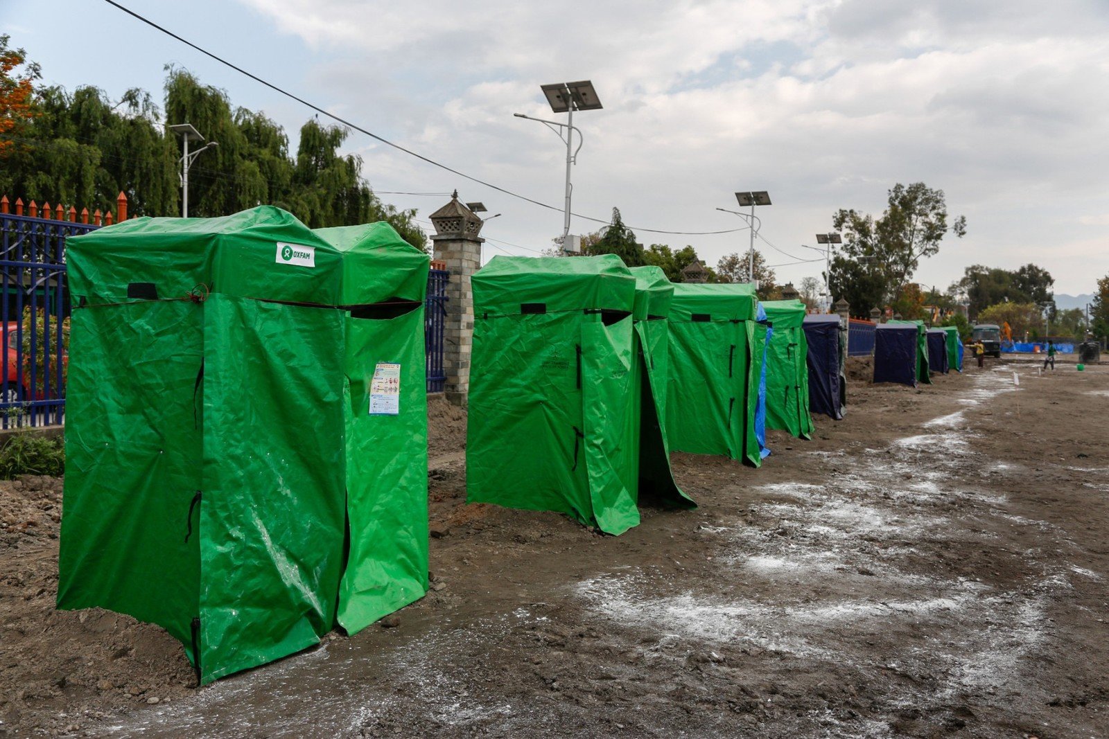 PR4 : 災區的衛生情況開始惡化，樂施會在多個營區緊急搭建衛生設施，如臨時廁所，以防疫症爆發。(Aubrey Wade / Oxfam)