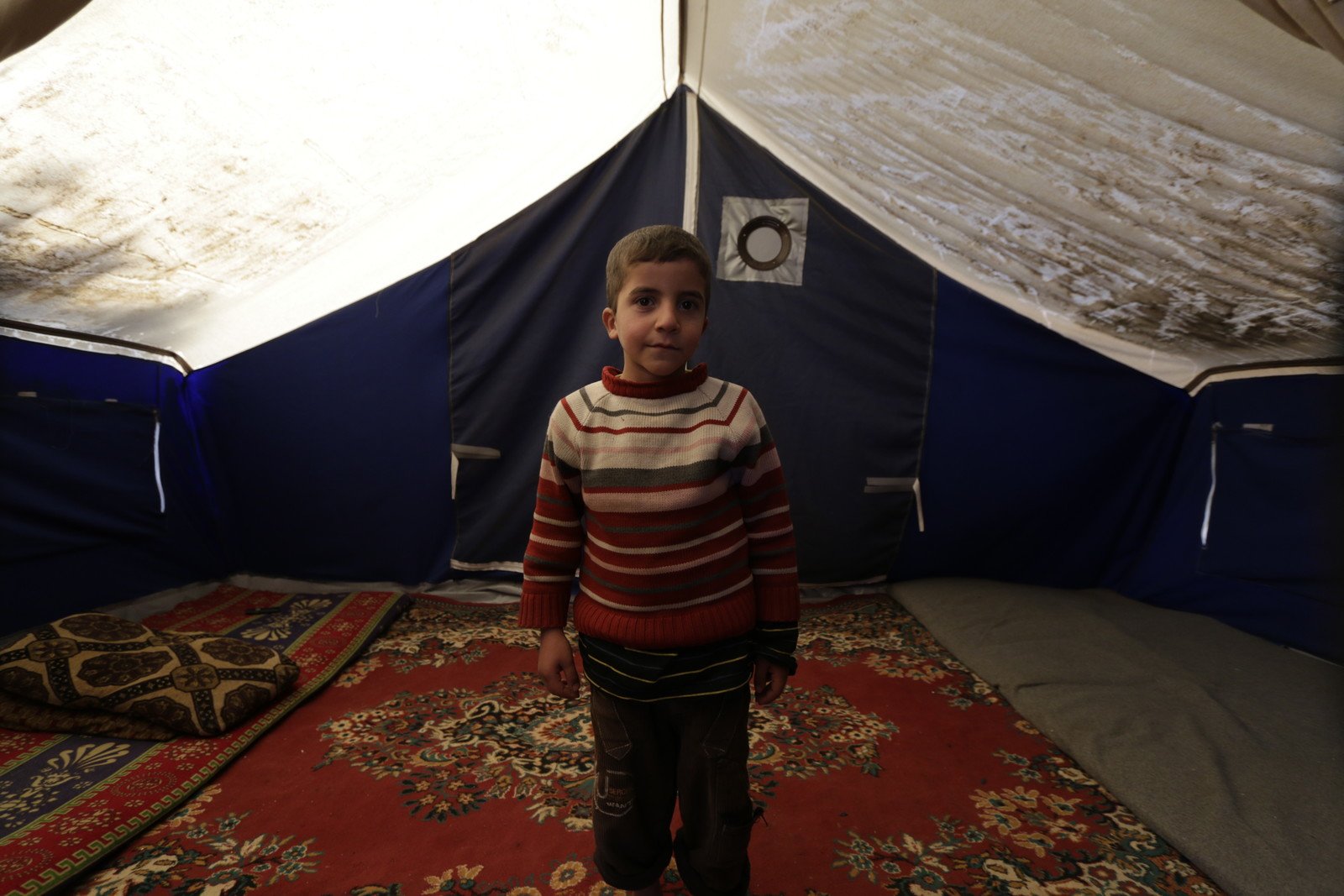 为逃避战火，Karim和他的家人一直只能藏身洞穴或大树下。对他们来说，现在能够去到敍利亚北部的难民营中，在自己的帐蓬生活，已是美梦成真。
