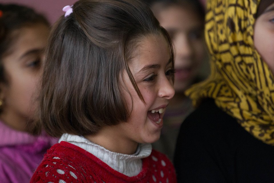 Basma 今年8岁，她的学校在一次空袭中被毁，自此她和家人要不停四处流徙，寻找安全的容身之所。但不幸的事情竟在她再次上学时发生，夺去她20位同学的生命。即使如此，Basma仍然满有能量，希望有一天能继续上学。