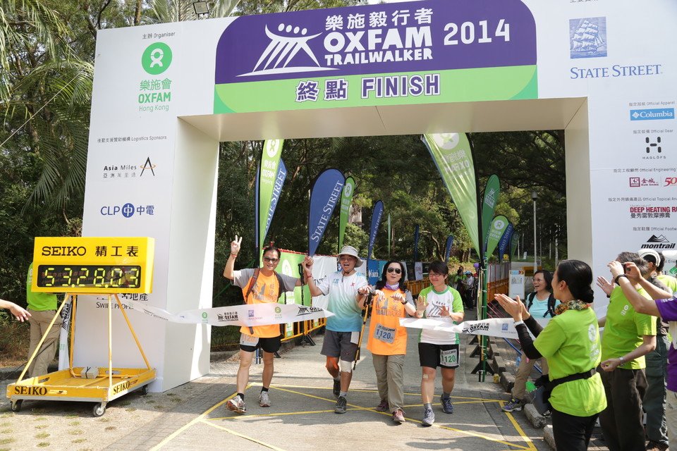 Stephen Fisher, Director General of Oxfam Hong Kong, greeted the last team, who completed the 100 km trail in 47 hours 58 minutes, at the Finish Point.