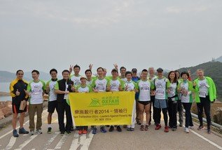 More than 20 business leaders, including Zhu Qi, Executive Director and CEO of Wing Lung Bank (fifth from the left), Lau Ming Wai, Chairman & CEO of Chinese Estates Holdings Limited (fifth from the right), and Shirley Yuen, CEO of The Hong Kong General Chamber of Commerce (sixth from the left) join the all-new ‘Oxfam Trailwalker 2014 – Leaders against Poverty Walk’ on the first day of the event.