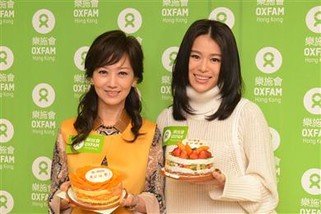 乐施会义工向11月生日之星–乐施大使赵雅芝(左)及胡杏儿(右)送上惊喜的生日蛋糕。