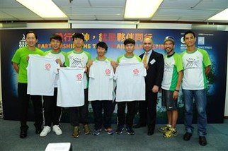 Chan Siu Cheuk, Alman, Principal of Christian Zheng Sheng College (second from the right), and KK Chan, Trailwalker veteran and coach of the College’s team (far right), give the team T-shirts encouraging the students to complete the 100 km journey together, learn what it means to persevere and learn important moral values that will help them reintegrate into society.