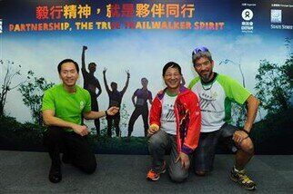 Bernard Chan, Chair of Oxfam Trailwalker Advisory Committee (left), Kim Mok, Founder of the ‘Fearless Dragon’ team (middle), and Chan Siu Cheuk, Alman, Principal of Christian Zheng Sheng College (right), at the Oxfam Trailwalker 2014 press conference.