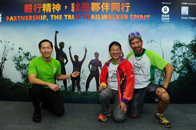Bernard Chan, Chair of Oxfam Trailwalker Advisory Committee (left), Kim Mok, Founder of the ‘Fearless Dragon’ team (middle), and Chan Siu Cheuk, Alman, Principal of Christian Zheng Sheng College (right), at the Oxfam Trailwalker 2014 press conference.