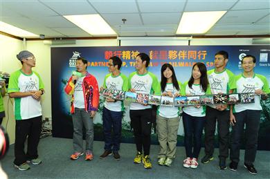 Kim Mok, Founder of the ‘Fearless Dragon’ team (second from the left), and Michael Ng Lap-hong, a Fearless Dragon team member (far left), share stories of teamwork and photos from their training sessions.
